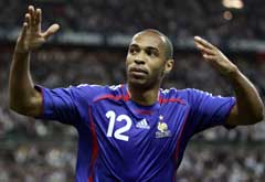 Thierry Henry jubler etter 2-0-målet. (Foto: AP/Scanpix)