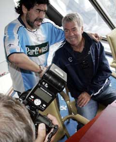Diego Maradona traff tidligere landslagssjef, Egil "Drillo" Olsen under pressekonferansen (Foto: Morten Holm / SCANPIX)