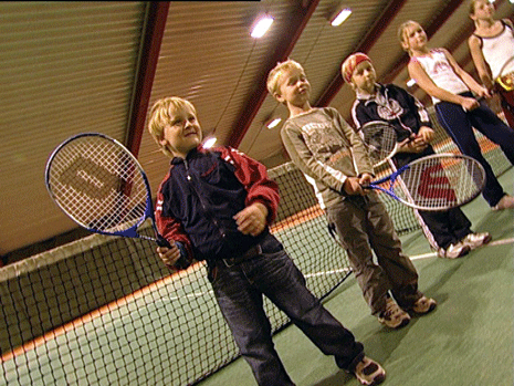 Aktive barn som elsker tennis