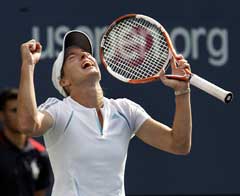 Justine Henin-Hardenne jubler etter at hun ble klar for finalen. (Foto: AFP/Scanpix)