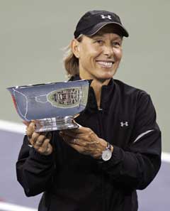 Martina Navratilova med bollen hun vant i karrierens siste tenniskamp. (Foto: Reuters/Scanpix) 