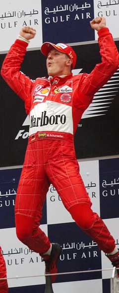 Michael Schumacher jubler etter en av sine seirer. Her i Bahrain i 2004. (Foto: Reuters/Scanpix)