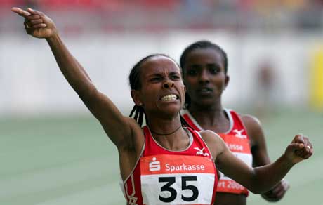 Etiopias Meseret Defar jubler i det hun vant 3000 meteren i Stuttgart foran Tirunesh Dibaba. (Foto AP/Scanpix)