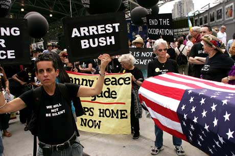 Ikke bare media, men det amerikanske folket er blitt mer kritiske til USAs utenrikspolitikk. Her en demonstrasjon mot Bush på Ground Zero en dag før femårs-dagen for 11. september. Foto: Scanpix