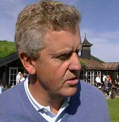 Colin Montgomerie koste seg på Miklagard golfbane. (Foto: NRK) Colin Montgomerie koste seg på Miklagard golfbane. (Foto: NRK)