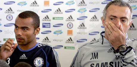 Ashley Cole og Jose Mourinho (foto: AP/Scanpix)