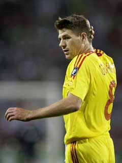 Steven Gerrard reagerer etter et skudd mot PSV. (Foto: Reuters/Scanpix)