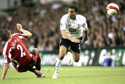 Tottenhams Aaron Lennon finter Sheffield Uniteds Leigh Bromby på rumpa. (Foto: REUTERS/ SCANPIX