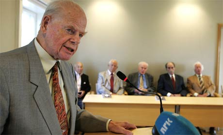 Bernt H. Lund under presentasjonen av boka Tidsvitner på Holocaust-senteret i Oslo. (Foto: Knut Falch/Scanpix) Bernt H. Lund under presentasjonen av boka Tidsvitner på Holocaust-senteret i Oslo. (Foto: Knut Falch/Scanpix)