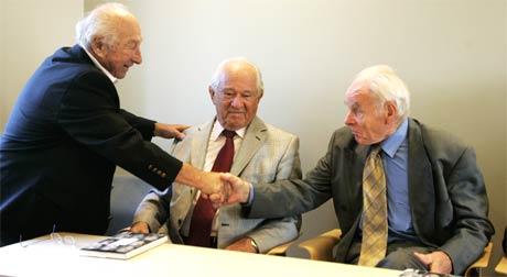 Julius Paltiel (t.v.) hilser på Eskil Jensen og Herman Kahn under presentasjonen av boka. (Foto: Knut Falch/Scanpix) Julius Paltiel (t.v.) hilser på Eskil Jensen og Herman Kahn under presentasjonen av boka. (Foto: Knut Falch/Scanpix)