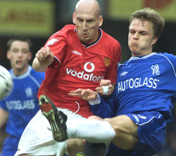 Stam mot danske Grønkjær i 2001. Stam var en klippe for Man Utd og spilte i spann med bla. Henning Berg og Ronny Johnsen. (Foto: AP/ SCANPIX)