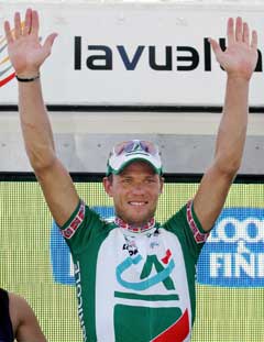 Thor Hushovd på podiet etter at han vant den sjette etappen i Spania Rundt. (Foto: AP/Scanpix)
