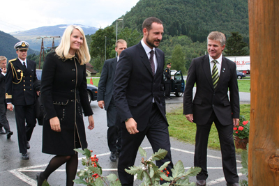 Kronprins Haakon og kronprinsesse Mette-Marit beskte Hornindal 7. september 2006. Til hgre ordfrar Bjrn Ldemel. Foto: yvind Torvund, NRK