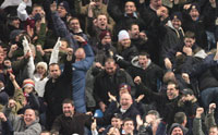 Ikke alle West Ham-fans klarer å oppføre seg. (Foto: AP/ SCANPIX)