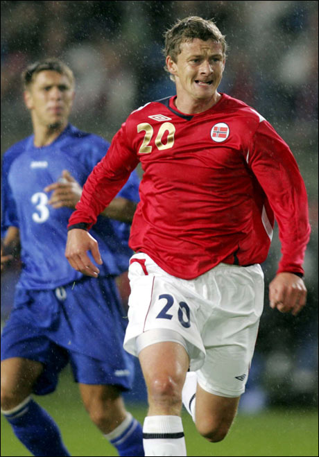 - Ser jeg tjukk ut i denne drakta, når det blåser bakfra? En litt engstelig Solskjær spør medspillerne under kampen mot Moldova 6. sept. 2006. (Foto: Scanpix. Bildet er ikke manipulert.) - Ser jeg tjukk ut i denne drakta, når det blåser bakfra? En litt engstelig Solskjær spør medspillerne under kampen mot Moldova 6. sept. 2006. (Foto: Scanpix. Bildet er ikke manipulert.)