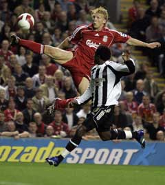Newcastles Celestine Babayaro i duell med Liverpools Dirk Kuyt mandag. (Foto: Reuters/Scanpix)