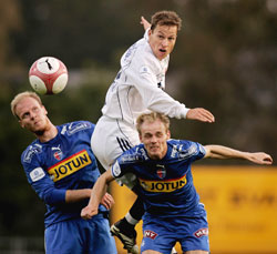 Sandefjords Mikael Andersson og Samuel Isaksen må gi tapt i en duell med Nikolai Stokholm under eliteseriekampen mellom Sandefjord og Viking i Sandefjord søndag kveld. Foto: Stian Lysberg Solum / SCANPIX Sandefjords Mikael Andersson og Samuel Isaksen må gi tapt i en duell med Nikolai Stokholm under eliteseriekampen mellom Sandefjord og Viking i Sandefjord søndag kveld. Foto: Stian Lysberg Solum / SCANPIX