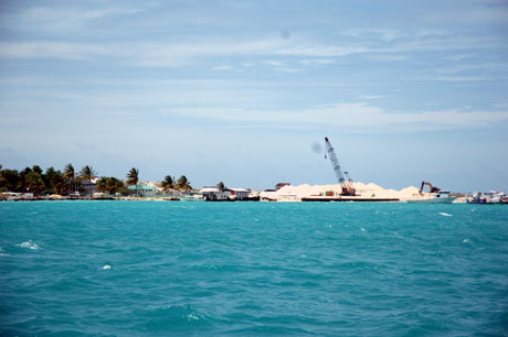 Fortsatt bygges det på den nye øya Hulhumale. Det er nå også bygd landforbindelse til flyplassen. Foto: NRK Fortsatt bygges det på den nye øya Hulhumale. Det er nå også bygd landforbindelse til flyplassen. Foto: NRK