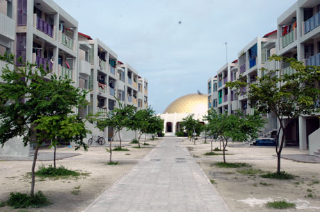På den nye øya Hulhumale bor det nå om lag 2000 mennesker, med egen skole, moské og sykehus. Foto: NRK På den nye øya Hulhumale bor det nå om lag 2000 mennesker, med egen skole, moské og sykehus. Foto: NRK