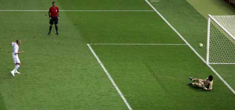 David Trezeguet bommer på det avgjørende straffesparket i VM-finalen. (Foto: AFP/Scanpix)