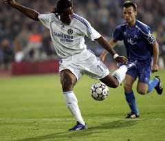 Didier Drogba skyter inn sitt andre mål. (Foto: AP/Scanpix) Didier Drogba skyter inn sitt andre mål. (Foto: AP/Scanpix)