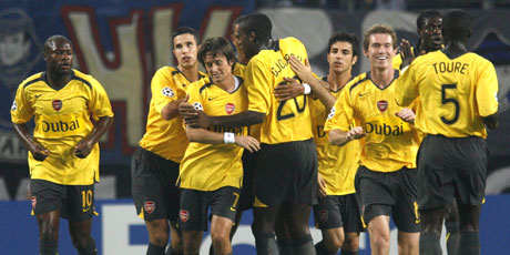Arsenal-spillere feirer et mål mot HAmburger SV. Ser du en engelskmann? (Foto: REUTERS/ SCANPIX)