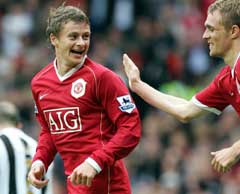 Ole Gunnar Solskjær gratuleres av Darren Fletcher etter sitt første mål mot Newcastle. (Foto: AFP/Scanpix) Ole Gunnar Solskjær gratuleres av Darren Fletcher etter sitt første mål mot Newcastle. (Foto: AFP/Scanpix)