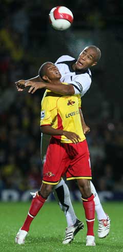 Watfords Ashley Young (t.v.) i duell med Fulhams Zat Knight. (Foto: Reuters/Scanpix) Watfords Ashley Young (t.v.) i duell med Fulhams Zat Knight. (Foto: Reuters/Scanpix)