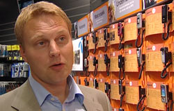 – Salget av musikkmobiler har eksplodert, sier Trond Bergestuen, kommunikasjonsdirektør i Expert. Foto: NRK/FBI