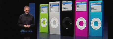 Apple-sjef Steve Jobs har hatt gullalder de siste årene med sine iPoder, men nå har iPod-sjefen fått stor konkurranse fra musikkmobilen. Foto: Apple