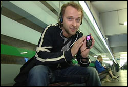 Flere analytikere og bransjeaktører mener nå at mobilen er fremtidens musikk-kanal. Foto: NRK/FBI