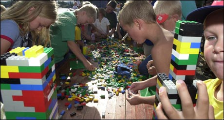 Barna må snart skjønne at voksne ikke er interessert i banale lego-konstruksjoner. (Foto: Scanpix)