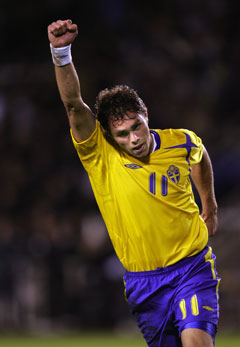 Johan Elmander jubler etter å ha gitt Sverige ledelsen mot de spanske stjernene. (Foto: Niklas Larsson / Scanpix) Johan Elmander jubler etter å ha gitt Sverige ledelsen mot de spanske stjernene. (Foto: Niklas Larsson / Scanpix)