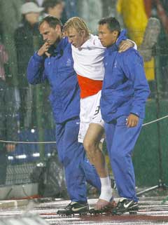 Dirk Kuyt ble hjulpet av banen under kampen mot Bulgaria. (Foto: AP/Scanpix)