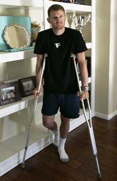 Floyd Landis går for tiden på krykker etter å ha gjennomgått en hoftetransplantasjon i slutten av september. (Foto: AP/Scanpix)