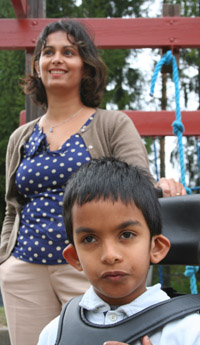 Shazia Rashid Munir med sønnen Josef. FOTO: Arne Raanaas NRK 