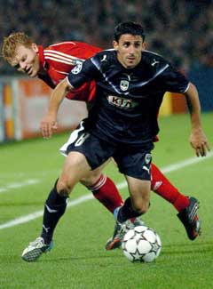 Bordeauxs Alejandro Alonso har kommet seg forbi John Arne Riise. (Foto: AP/Scanpix) Bordeauxs Alejandro Alonso har kommet seg forbi John Arne Riise. (Foto: AP/Scanpix)