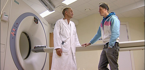 Skanningen viser at Mats Bache Flymos kreftbehandling har vært vellykket. Her står han ved det nye apparatet sammen med overlege Harald Holte på Radiumhospitalet.