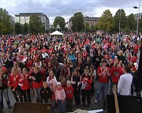 Flere tusen mennesker hadde samlet seg på Festplassen i Bergen for å lade opp til søndagens kamp. (Foto: Dag Harald Kvammen Andersen/NRK)