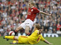 John Arne Riise takler Manchester Uniteds Darren Fletcher (Foto: AFP/Scanpix) John Arne Riise takler Manchester Uniteds Darren Fletcher (Foto: AFP/Scanpix)
