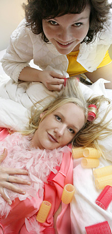 - Lytterene skal kunne stille oss spørsmål, og så kan vi - det vil si resten av folket - prøve å komme fram til en smart løsning. Sammen er vi sterke, smiler Cathrine og Ragnhild. (Foto: Ole Kaland)