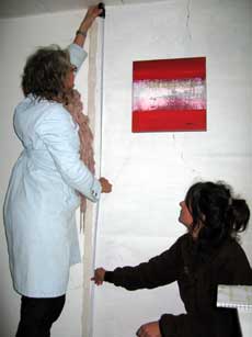 Kunstner Myriam Borst måler galleri-veggen