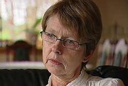 Inger Lise Kausland mistet ektemannen for to måneder siden da legene valgte å avslutte behandlingen. Foto: Silje Østmoe, NRK