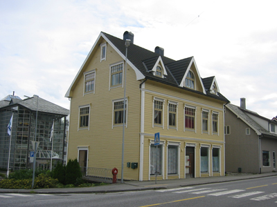 I dette huset dreiv Arnt og Simon Midtgaard skipshandel og landhandel. Foto: Ottar Starheim
