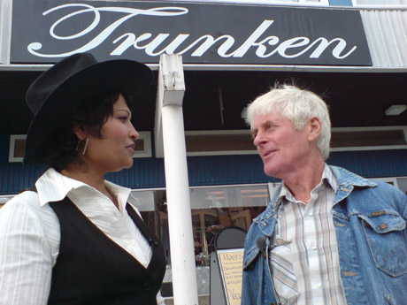 Raheela og Asbjørn utenfor den amerikanske butikken Trunken. FOTO:NRK
