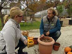 Gartner Morten Bragdø viser løkplanting Gartner Morten Bragdø viser løkplanting