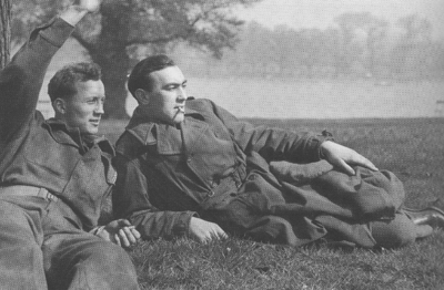 Kre Olset (t.v.) og Mads-John Thyvold i Hyde Park i 1945. Foto fr boka til Aud Elsa Grneng, utlnt av Karin Margrethe Thyvold