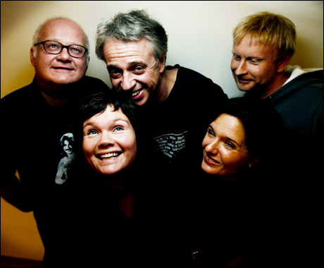 Ragnhild Silkebaækken og Ingrid Bjørnov foran og Finn Bjelke, Yan Friis og Tormod Løkling vil alle boltre seg i Herreavdelingens juleverksted. (Foto: Paal Audestad)