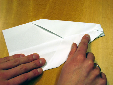 9. Så brettar du til vengane. Her kan du brette ned ganske mykje papir.