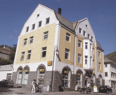 I denne bygningen heldt Ulvesund Kreditbank til fram til konkursen i 1928. Foto: Arild Nyb